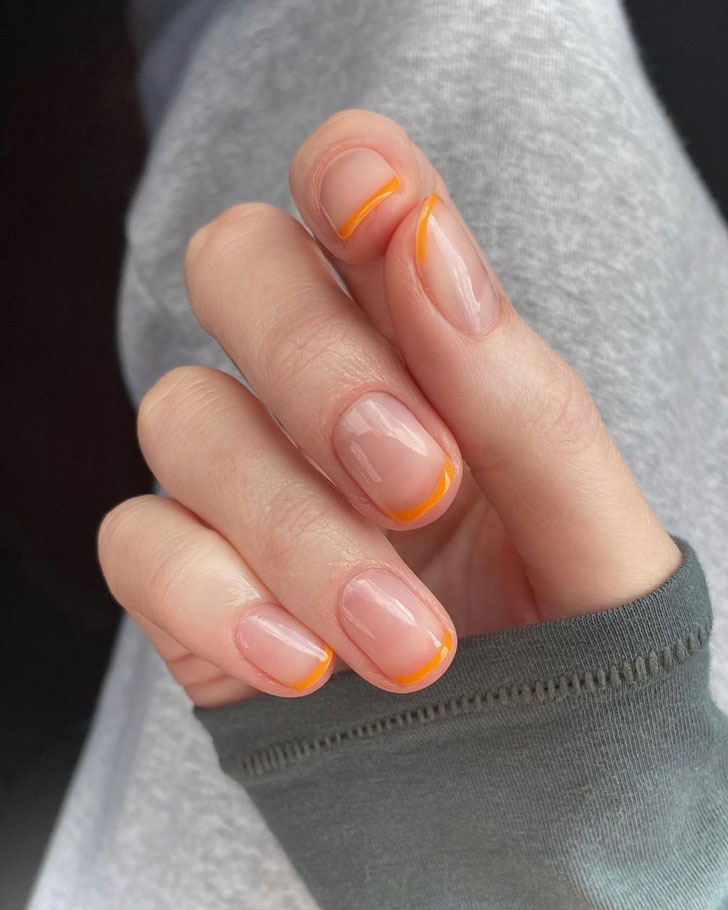 Оранжевый френч на коротких натуральных ногтях