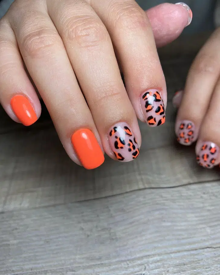Оранжевый маникюр с леопардовым принтом на квадратных ногтях