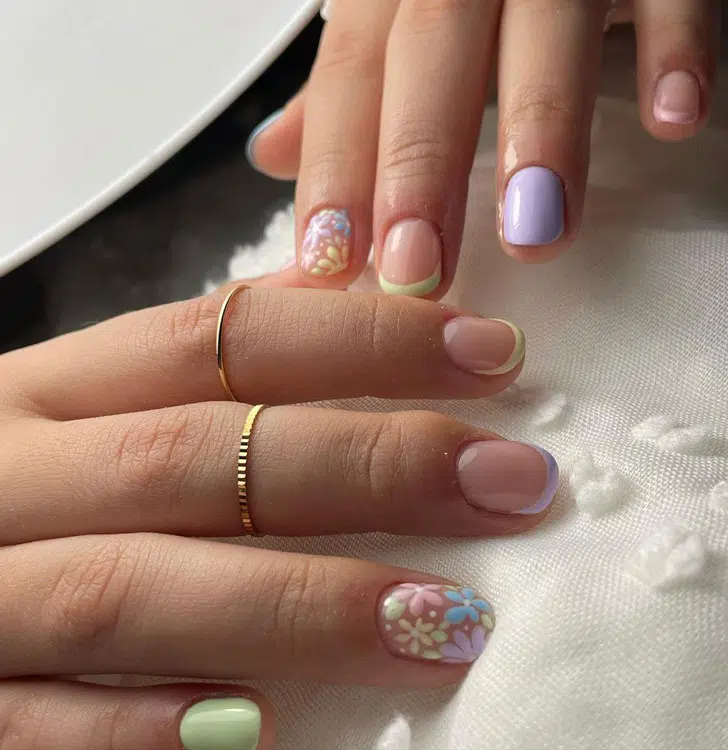 Пастельный френч с цветами на коротких натуральных ногтях