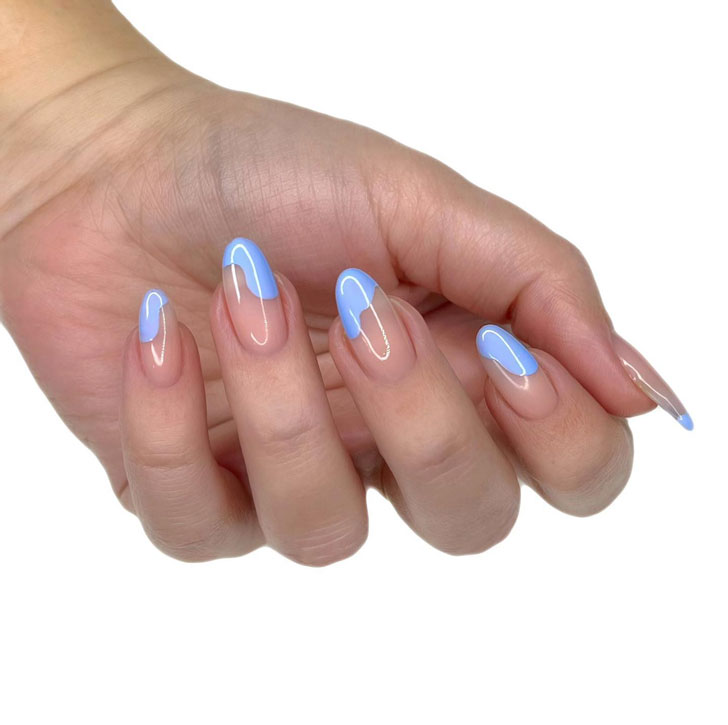 Пастельный голубой френч на ухоженных ногтях
