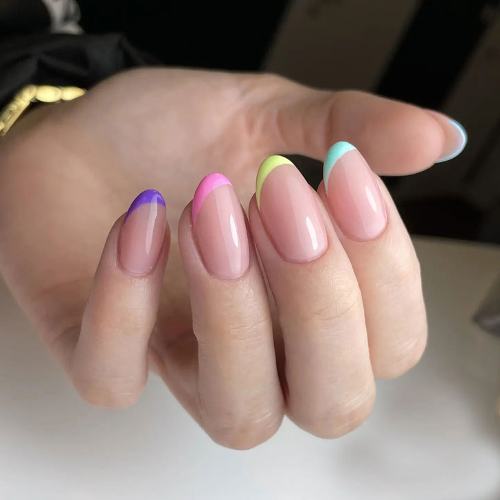 Пастельный разноцветный френч на овальных ногтях