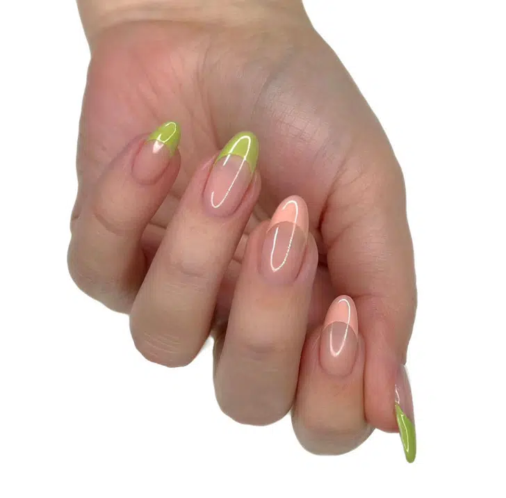 Персиково-зеленый френч на миндальных ногтях средней длины