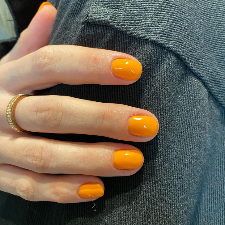 Простой оранжевый маникюр на коротких натуральных ногтях