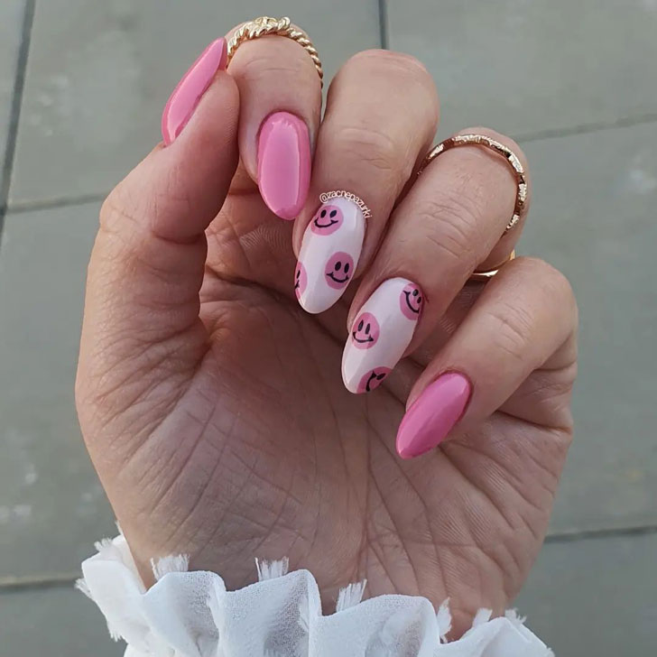 Пыльно розовый маникюр с веселыми смайликами на миндальных ногтях