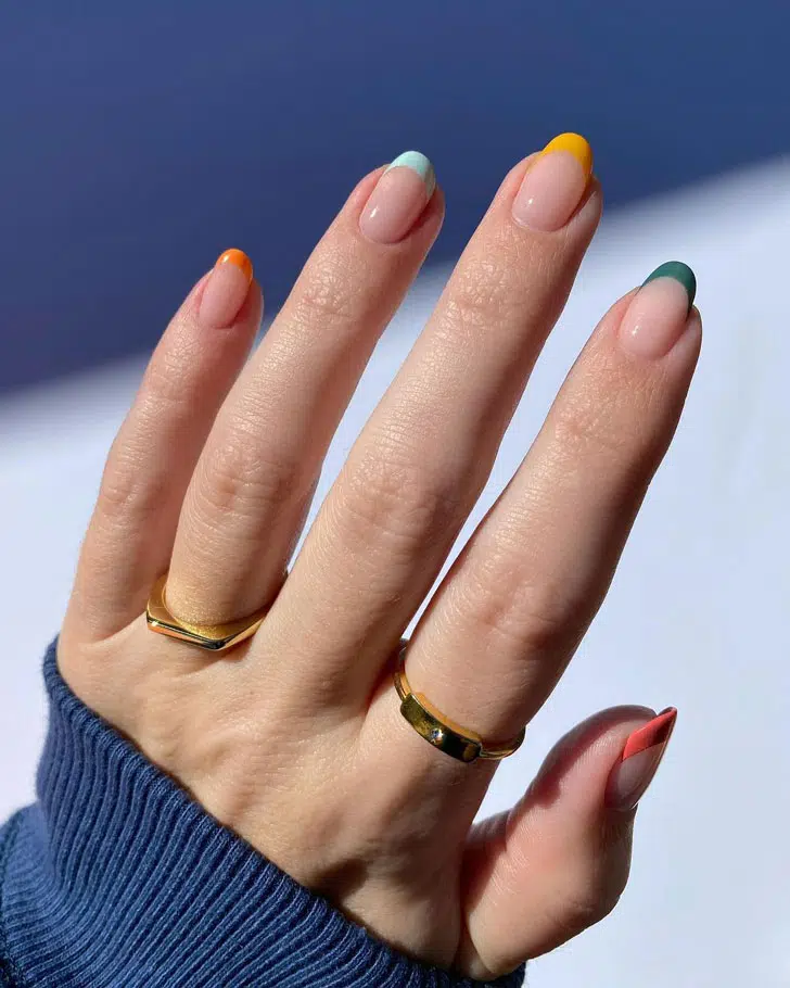 Разноцветный френч на овальных ногтях средней длины