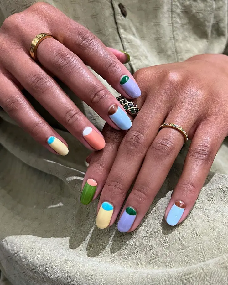 Разноцветный лунный маникюр на овальных ногтях средней длины