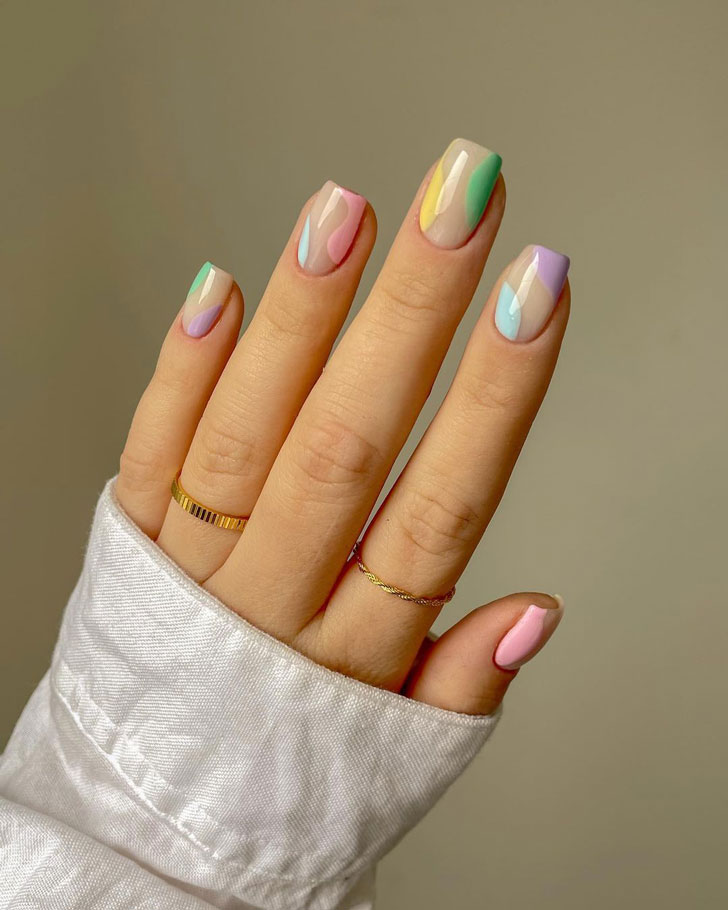 Разноцветный пастельный маникюр на квадратных ногтях средней длины