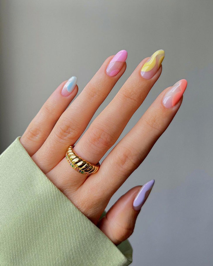 Разноцветный пастельный маникюр на миндальных ногтях средней длины