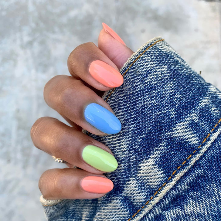 Разноцветный пастельный маникюр на овальных ногтях