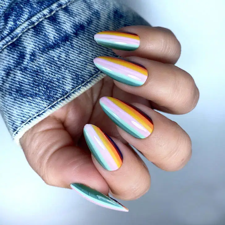 Разноцветный полосатый маникюр на длинных миндальных ногтях