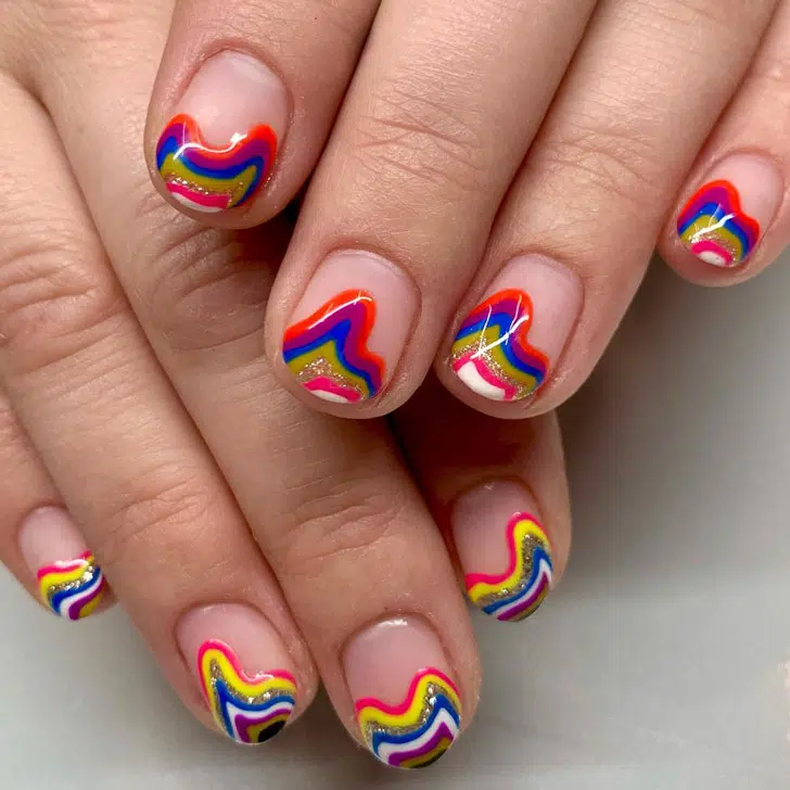 Разноцветный яркий маникюр на коротких натуральных ногтях