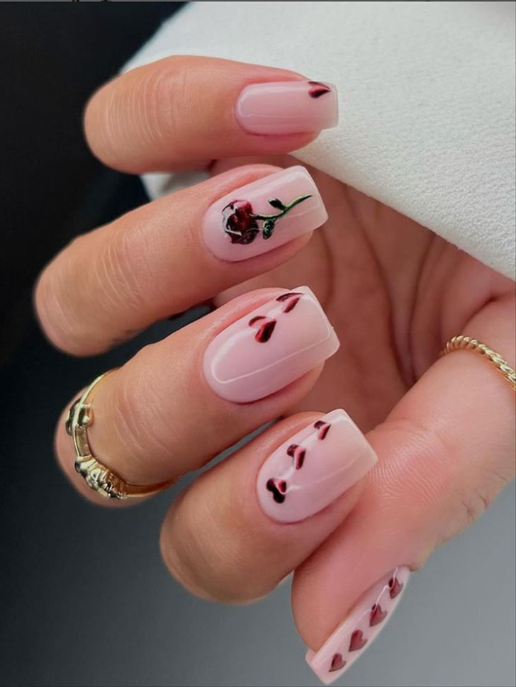 Романтичный маникюр с сердечками и цветами на квадратных ногтях средней длины