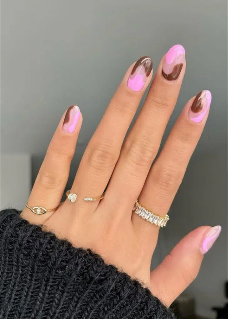Розово шоколадный абстрактный маникюр на овальных ногтях
