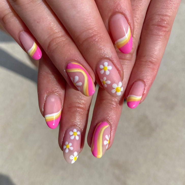 Розово желтый маникюр с завитками и ромашками на овальных ногтях