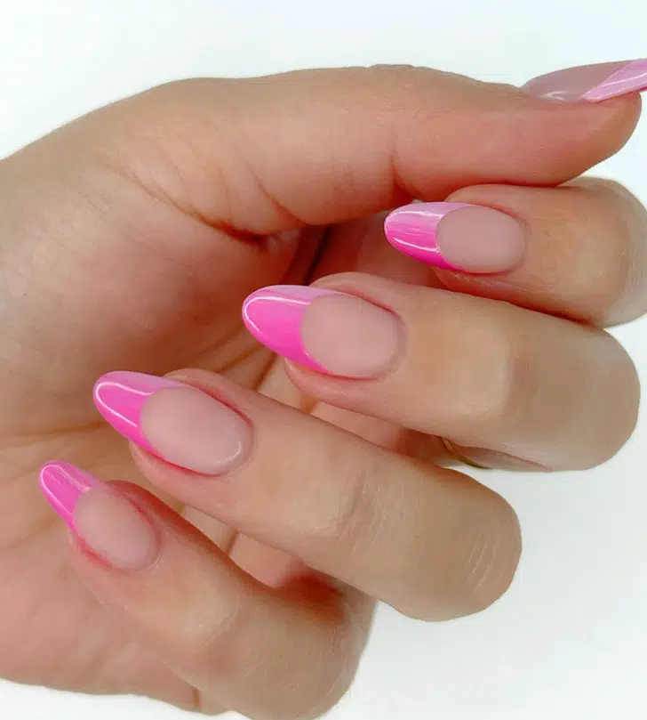 Розовый маникюр омбре на миндальных ногтях средней длины
