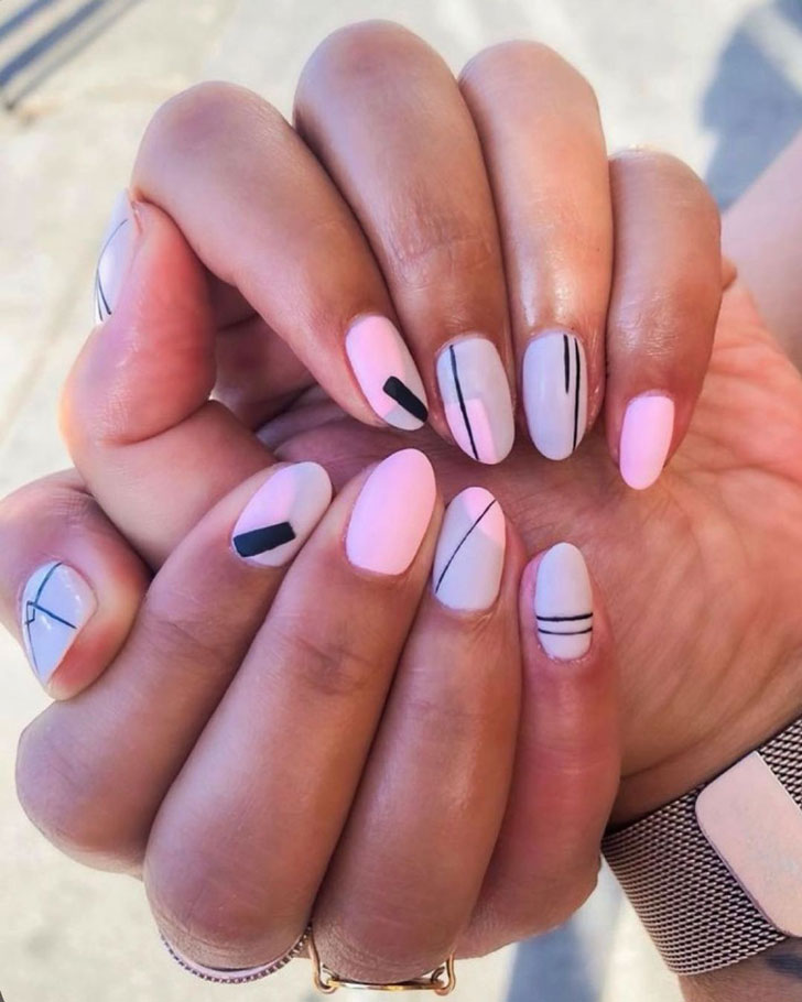Розовый матовый маникюр с черными линиями на овальных ногтях