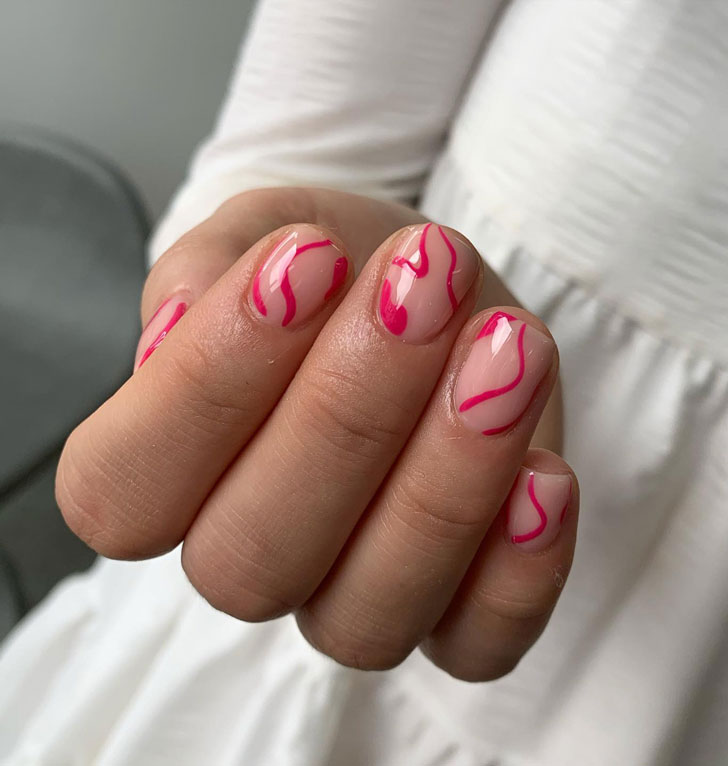 Розовый вихревой маникюр на коротких ногтях