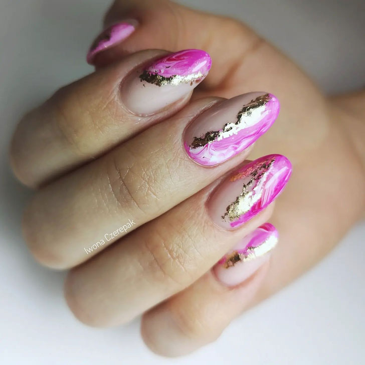 Розовый маникюр с золотой фольгой на овальных ногтях