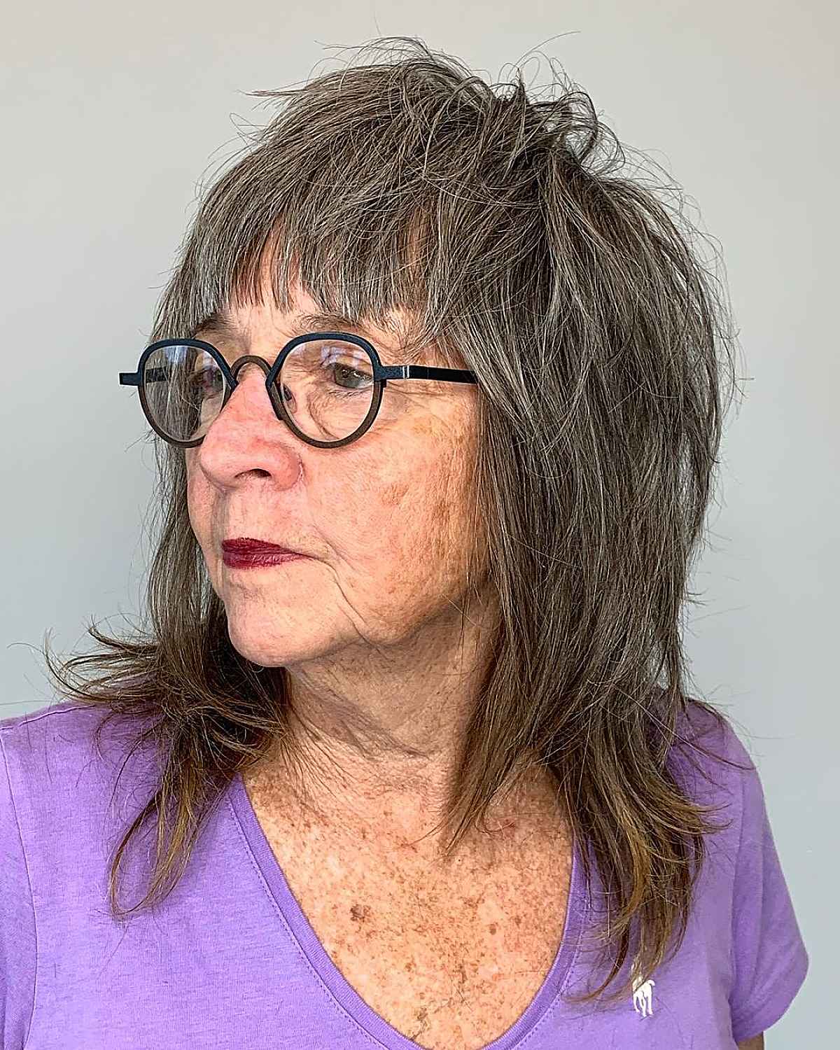 Стильная стрижка шег для женщин в возрасте и очках