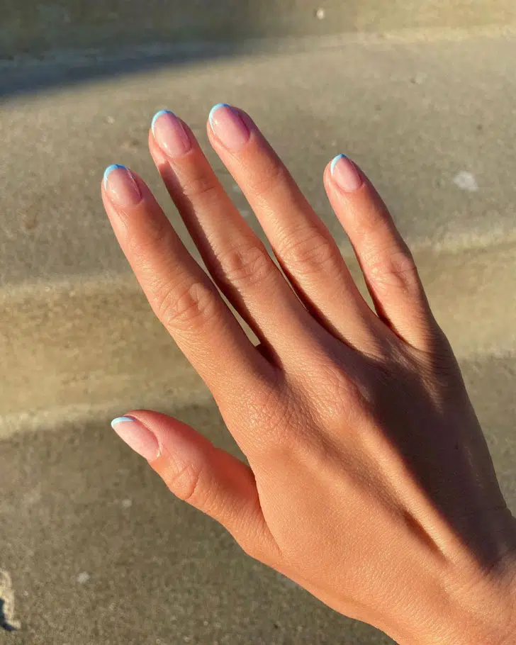 Тонкий голубой френч на овальных натуральных ногтях