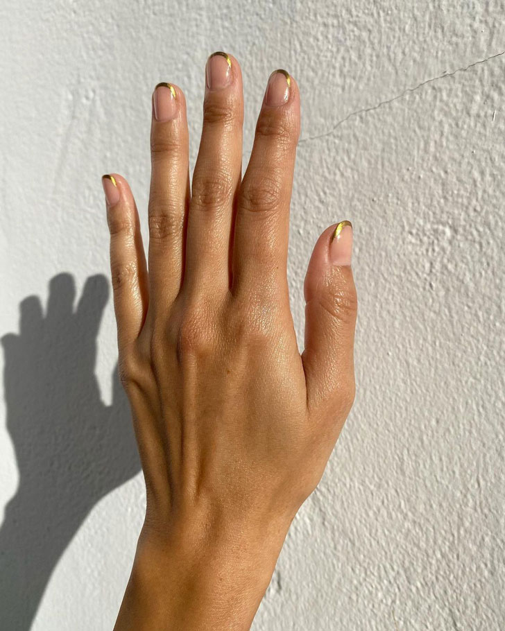 Тонкий золотой френч на коротких натуральных ногтях