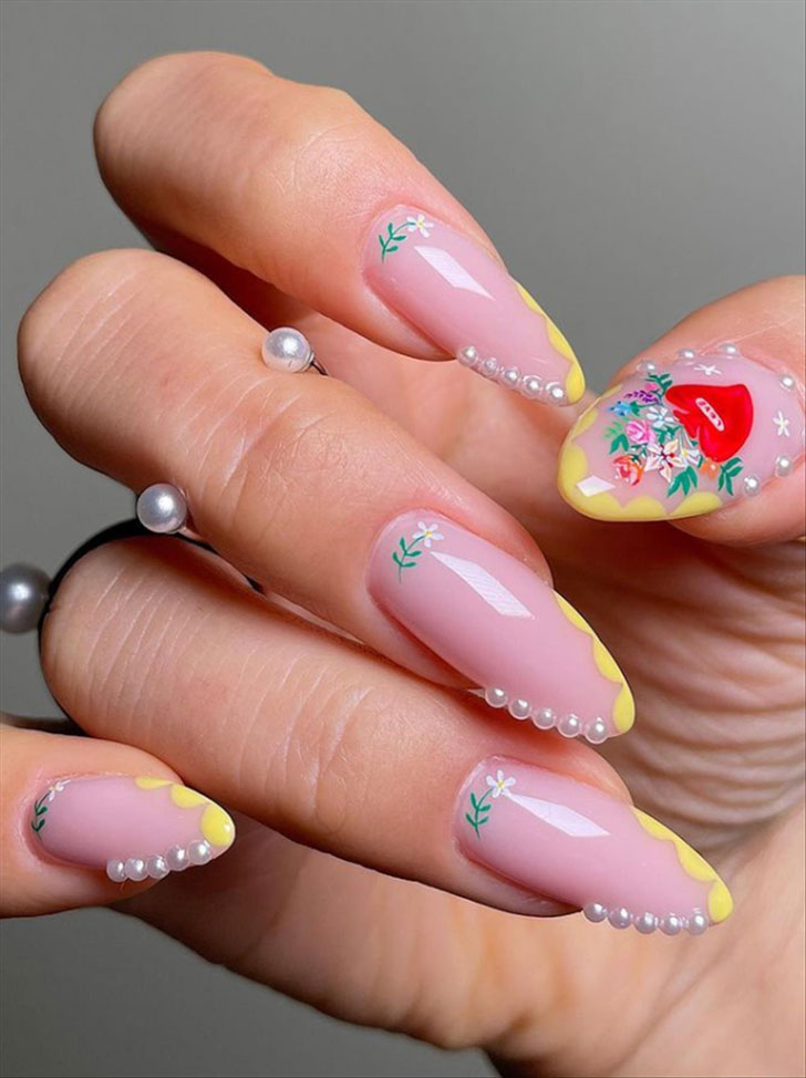 Цветочный маникюр с жемчугом на длинных острых ногтях