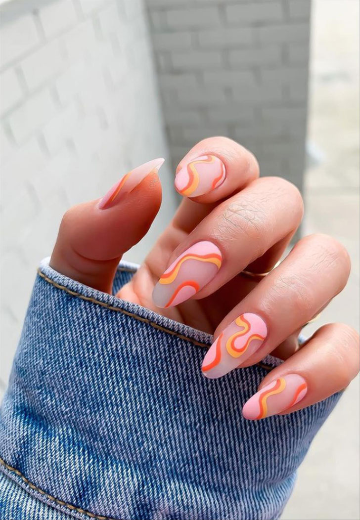 Весенний маникюр с яркими линиями на длинных ногтях