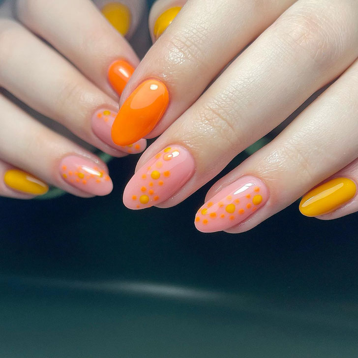Весенний оранжевый маникюр на овальных ногтях средней длины