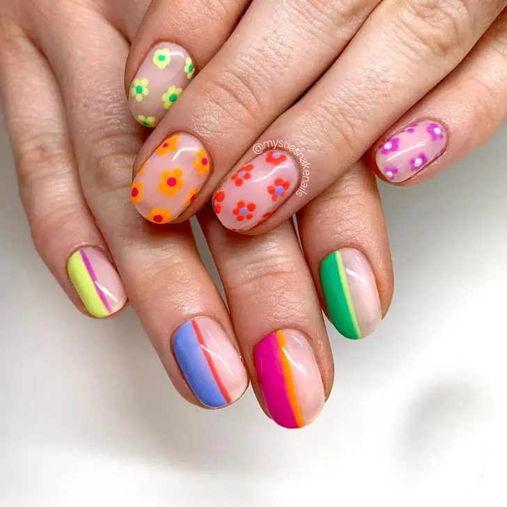 Весенний маникюр на коротких ногтях с яркими цветами
