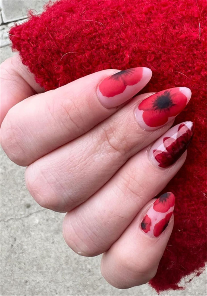 Яркий красный маникюр с цветами на миндальных ногтях средней длины