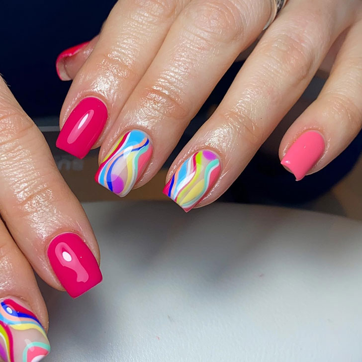 Яркий розовый маникюр с разноцветными линиями на квадратных ногтях