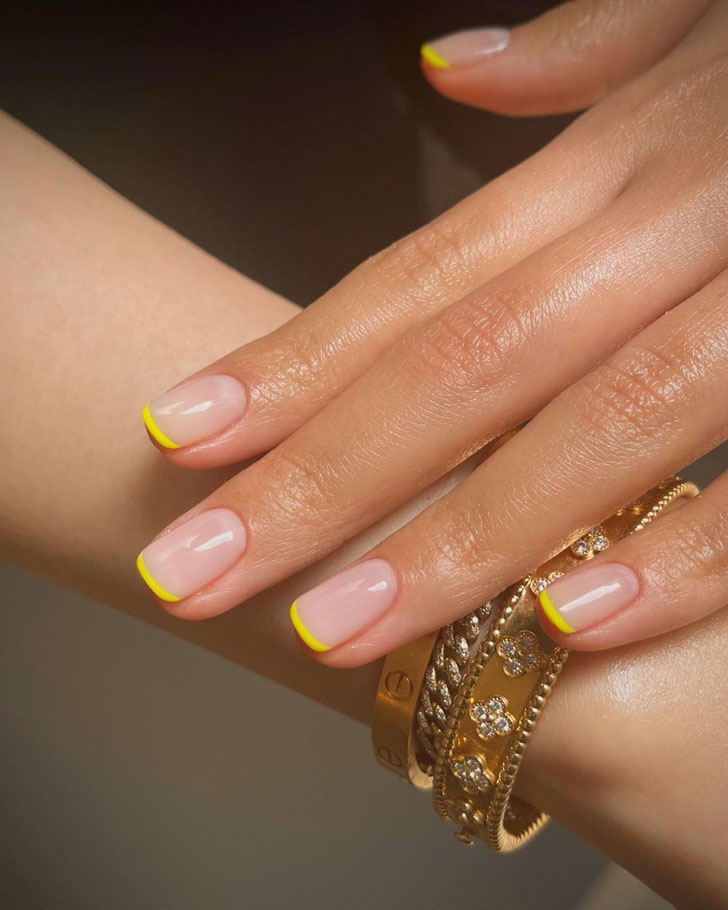 Яркий желтый френч на коротких ухоженных ногтях