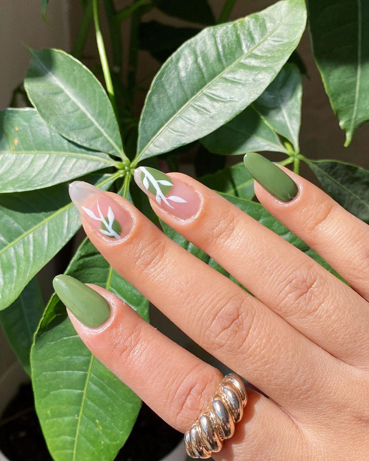 Зеленый маникюр с растительным принтом на миндальных ногтях