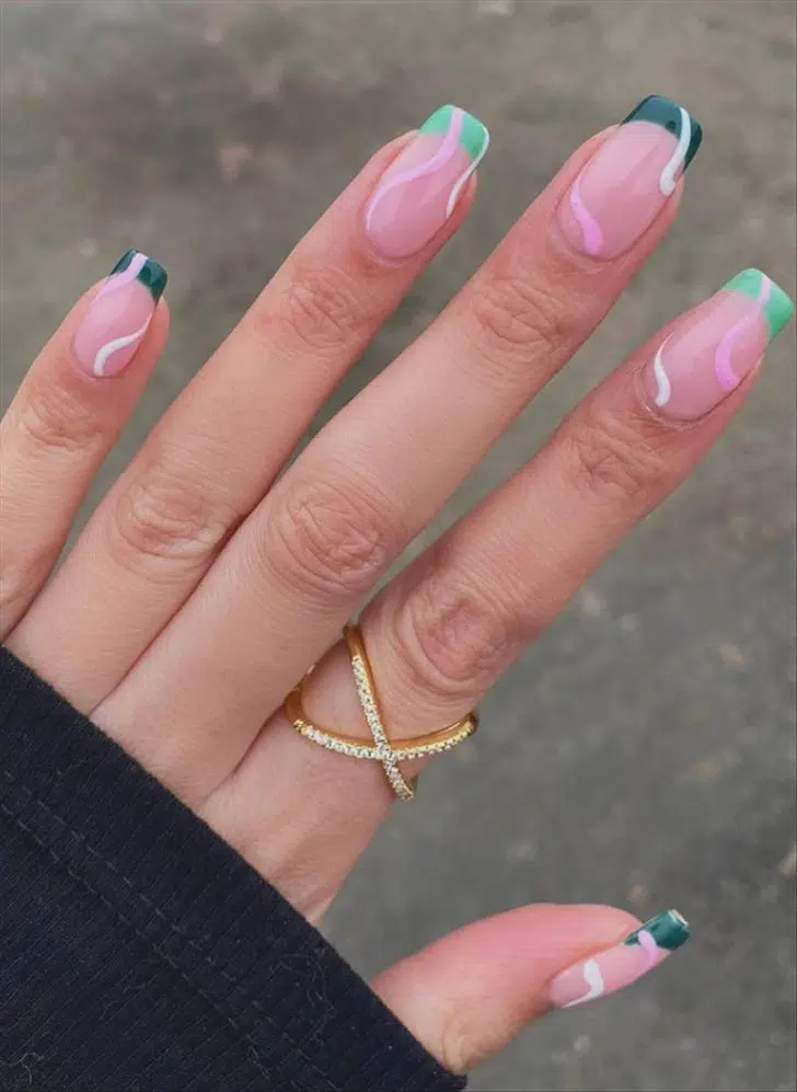 Зеленый маникюр с розовыми линиями на квадратных ногтях средней длины