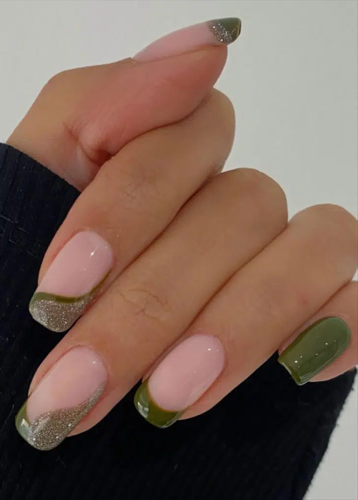Зеленый минималистичный френч с блестками на квадратных ногтях