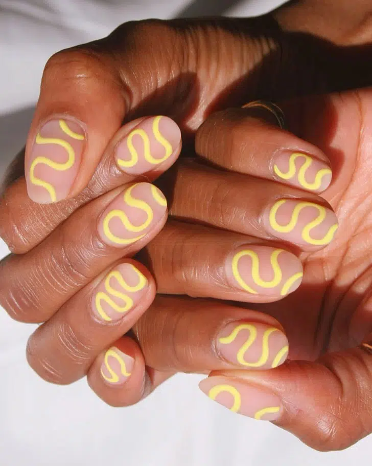 Желтые пастельные волны на натуральных овальных ногтях