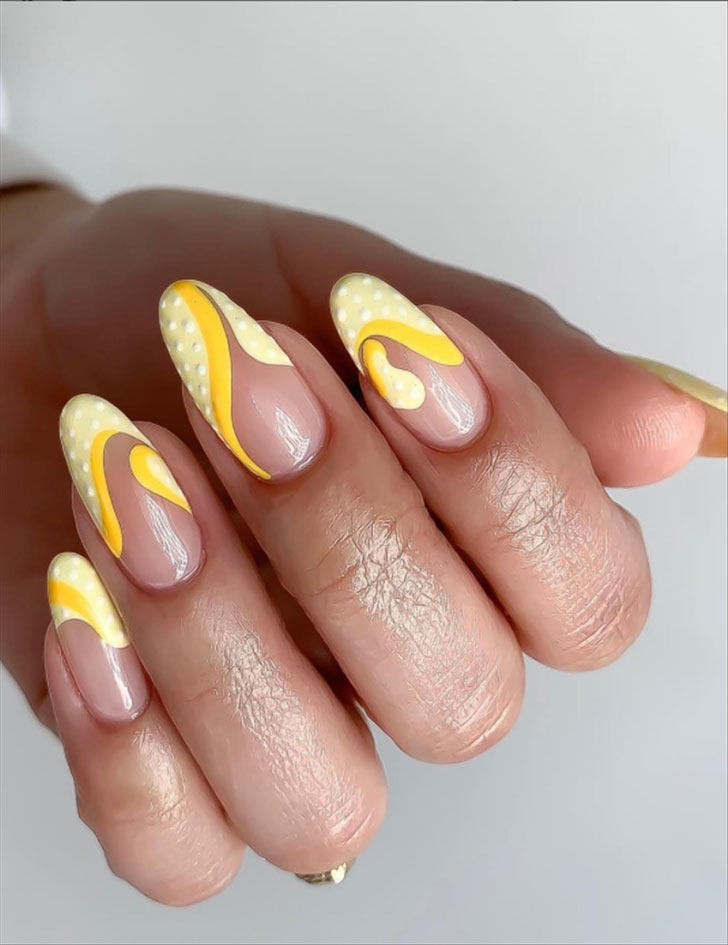 Желтый абстрактный френч на длинных овальных ногтях