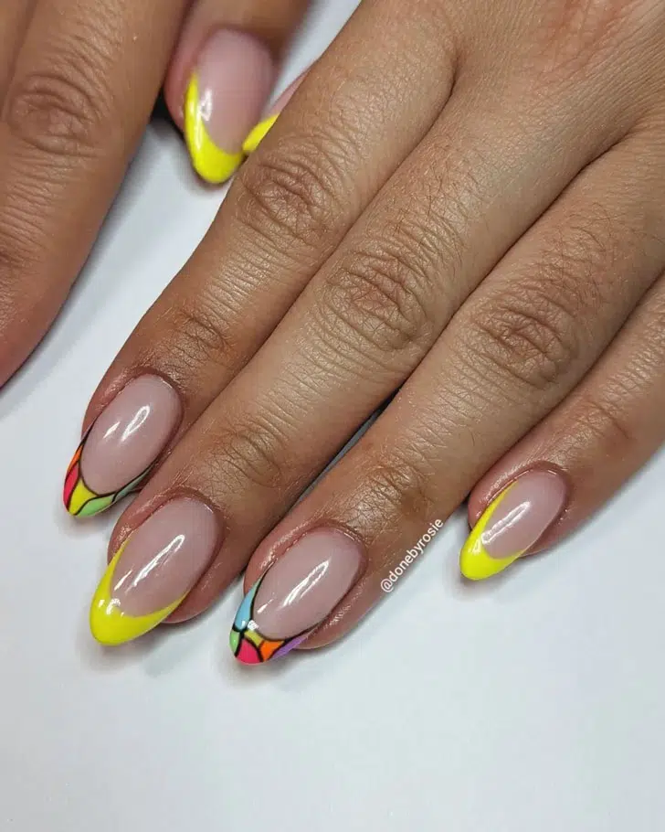 Желтый френч с мозаикой на миндальных ногтях средней длины