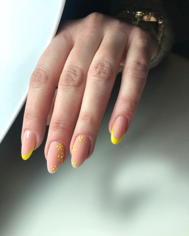 Желтый френч с мини цветами на овальных ногтях средней длины