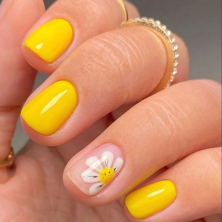 Желтый маникюр с ромашкой на коротких ногтях
