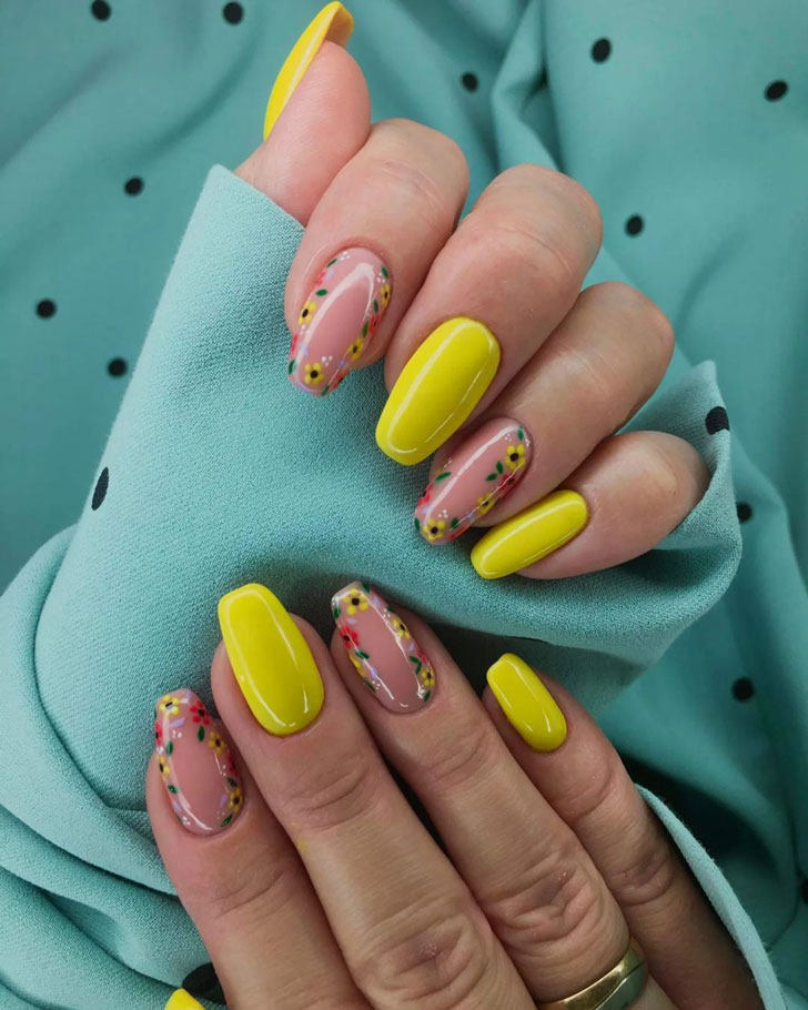 Желтый маникюр с весенними цветами на длинных ногтях