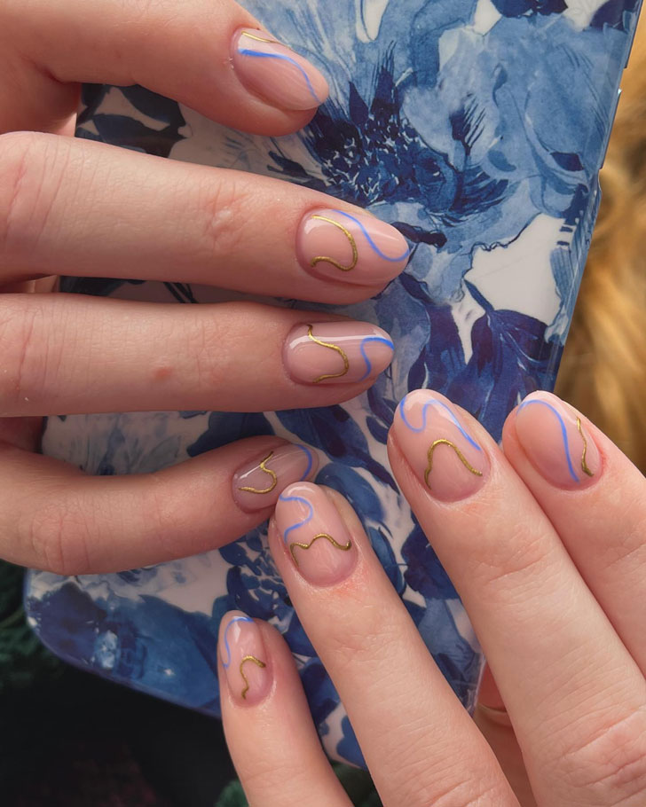 Абстрактный маникюр с золотой линией на овальных ухоженных ногтях