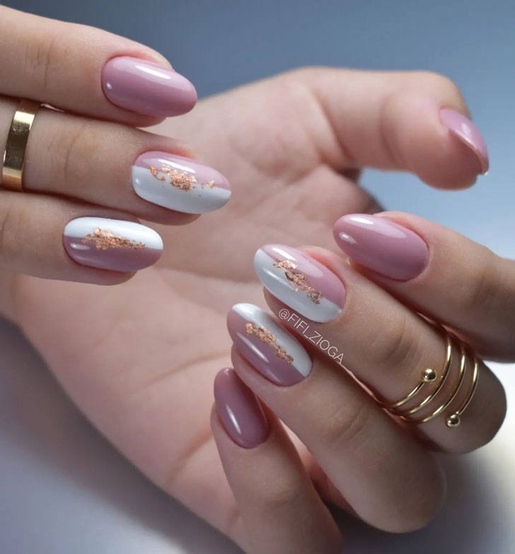 Бело розовый маникюр с золотой фольгой на овальных ногтях