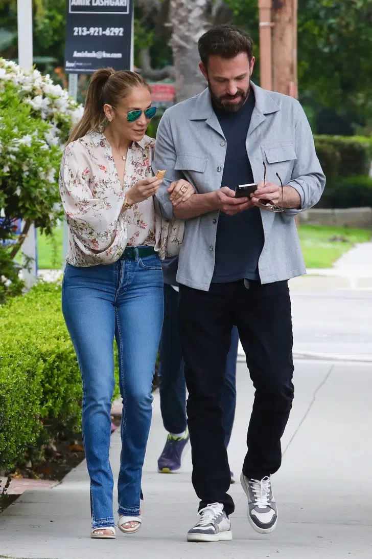 Дженнифер Лопес в очень узких джинсах и цветочной блузке