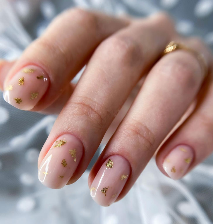 Натуральный маникюр с золотыми хлопьями на квадратных ногтях длины