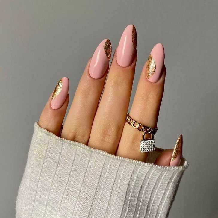 Розовый маникюр с золотыми блестками на длинных миндальных ногтях