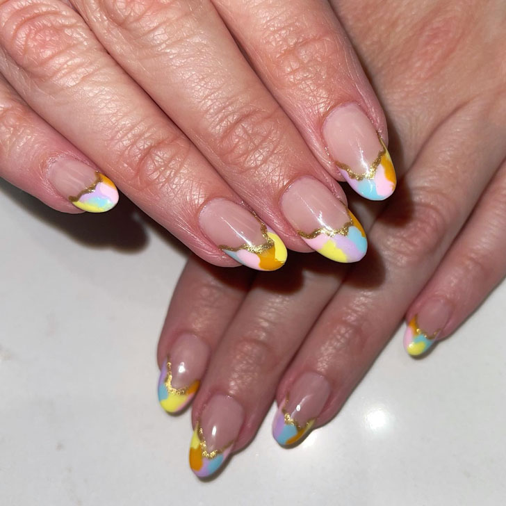 Весенний разноцветный френч с золотыми блестками на овальных ногтях