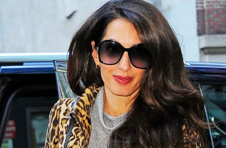 Не каждая девушка осмелится так нарядится: Амаль Клуни в коротком свитере, ботфортах и леопардовом пальто
