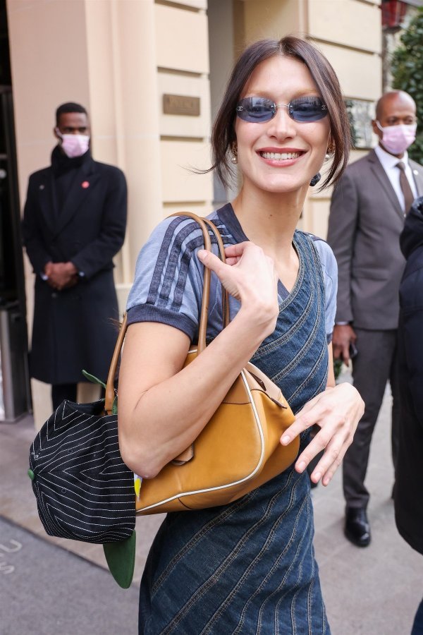 Белла Хадид в солнцезащитных очках с цветлыми линзами и металлической оправой