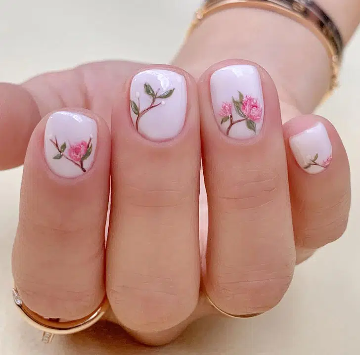 Белый маникюр с цветочным дизайном на коротких ногтях